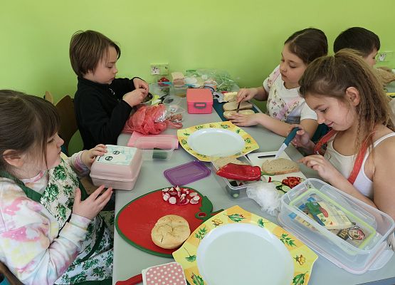Wiosenne kanapki w wykonaniu uczniów klasy 2a - fotorelacja grafika