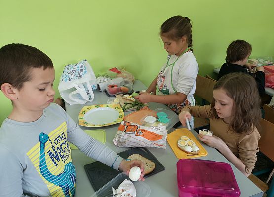 Wiosenne kanapki w wykonaniu uczniów klasy 2a - fotorelacja grafika