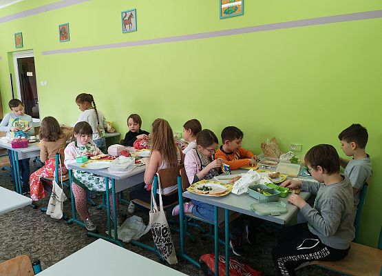 Wiosenne kanapki w wykonaniu uczniów klasy 2a - fotorelacja grafika