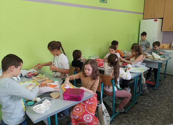 Wiosenne kanapki w wykonaniu uczniów klasy 2a - fotorelacja grafika