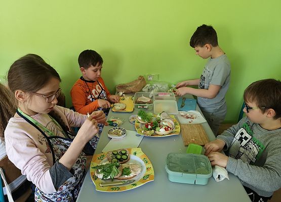 Wiosenne kanapki w wykonaniu uczniów klasy 2a - fotorelacja grafika