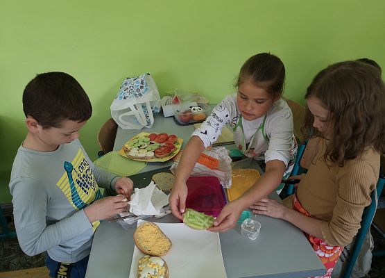 Wiosenne kanapki w wykonaniu uczniów klasy 2a - fotorelacja grafika