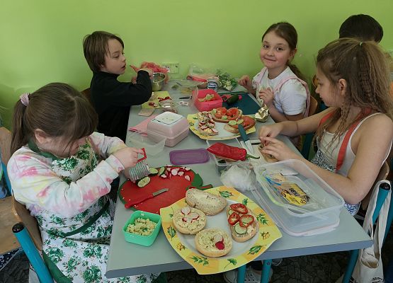 Wiosenne kanapki w wykonaniu uczniów klasy 2a - fotorelacja grafika