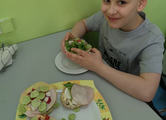 Wiosenne kanapki w wykonaniu uczniów klasy 2a - fotorelacja grafika