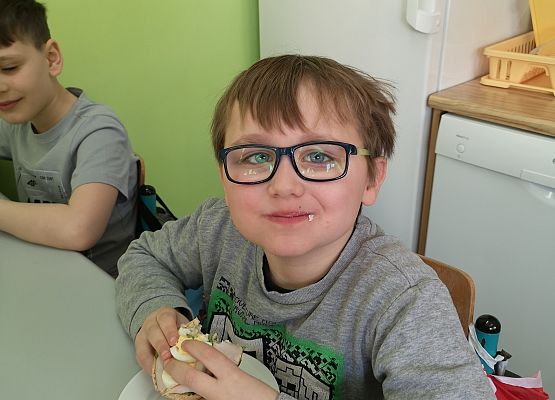 Wiosenne kanapki w wykonaniu uczniów klasy 2a - fotorelacja grafika