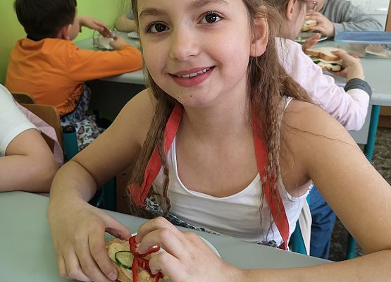 Wiosenne kanapki w wykonaniu uczniów klasy 2a - fotorelacja grafika