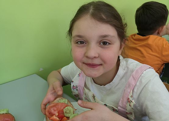 Wiosenne kanapki w wykonaniu uczniów klasy 2a - fotorelacja grafika