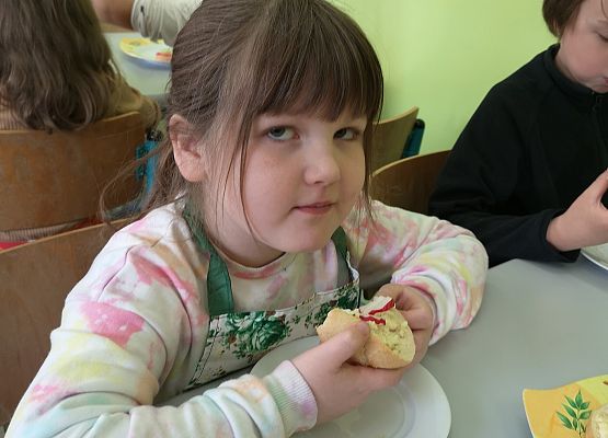 Wiosenne kanapki w wykonaniu uczniów klasy 2a - fotorelacja grafika