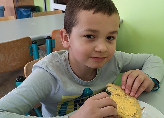 Wiosenne kanapki w wykonaniu uczniów klasy 2a - fotorelacja grafika