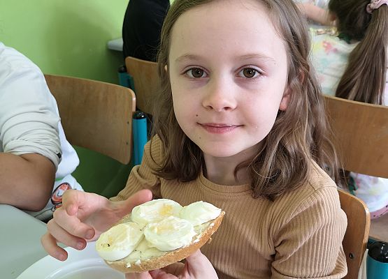 Wiosenne kanapki w wykonaniu uczniów klasy 2a - fotorelacja grafika