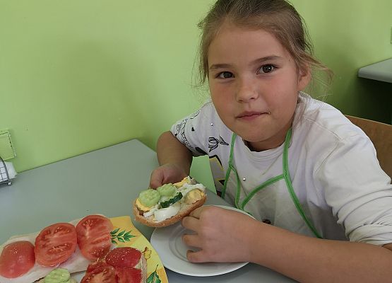 Wiosenne kanapki w wykonaniu uczniów klasy 2a - fotorelacja grafika