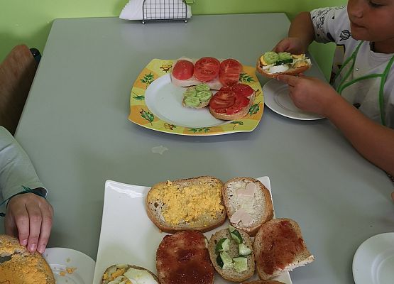 Wiosenne kanapki w wykonaniu uczniów klasy 2a - fotorelacja grafika