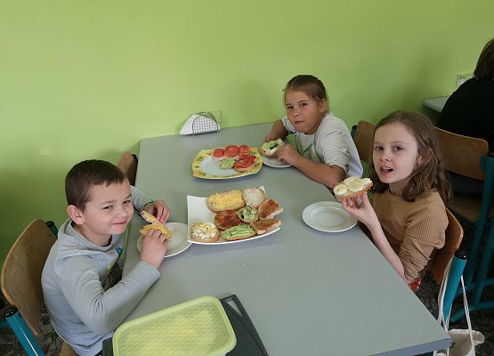 Wiosenne kanapki w wykonaniu uczniów klasy 2a - fotorelacja grafika