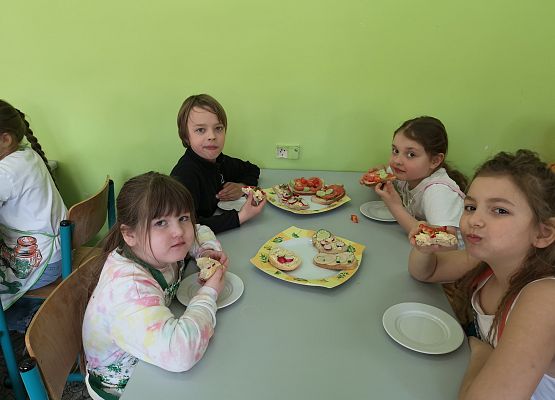 Wiosenne kanapki w wykonaniu uczniów klasy 2a - fotorelacja grafika