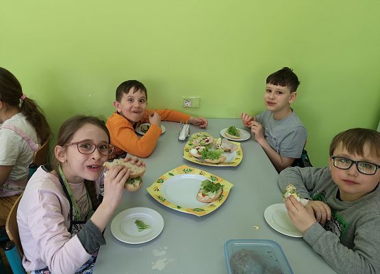 Wiosenne kanapki w wykonaniu uczniów klasy 2a - fotorelacja grafika