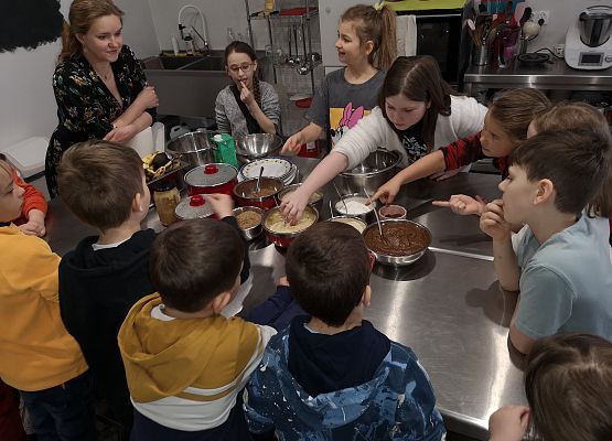 Klasa 2a na warsztatach w pracowni kulinarnej grafika