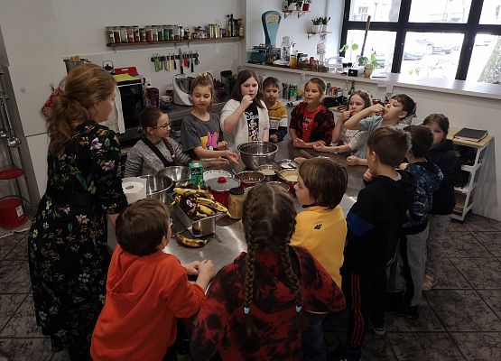 Klasa 2a na warsztatach w pracowni kulinarnej grafika