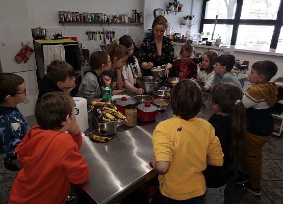 Klasa 2a na warsztatach w pracowni kulinarnej grafika