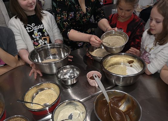 Klasa 2a na warsztatach w pracowni kulinarnej grafika