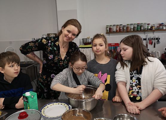 Klasa 2a na warsztatach w pracowni kulinarnej grafika