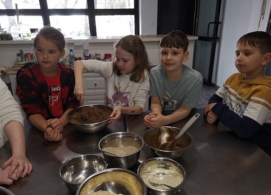 Klasa 2a na warsztatach w pracowni kulinarnej grafika