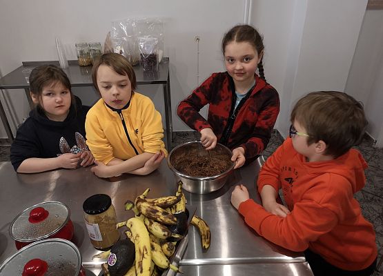 Klasa 2a na warsztatach w pracowni kulinarnej grafika
