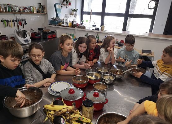Klasa 2a na warsztatach w pracowni kulinarnej grafika