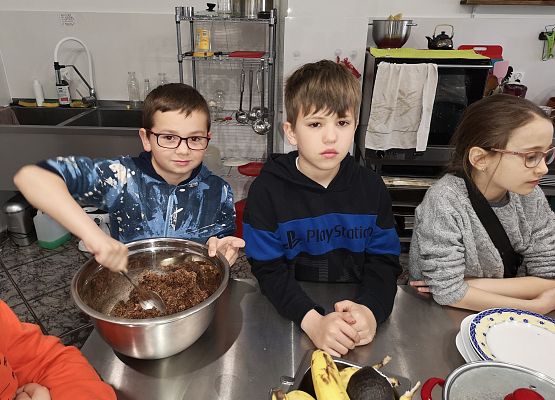 Klasa 2a na warsztatach w pracowni kulinarnej grafika