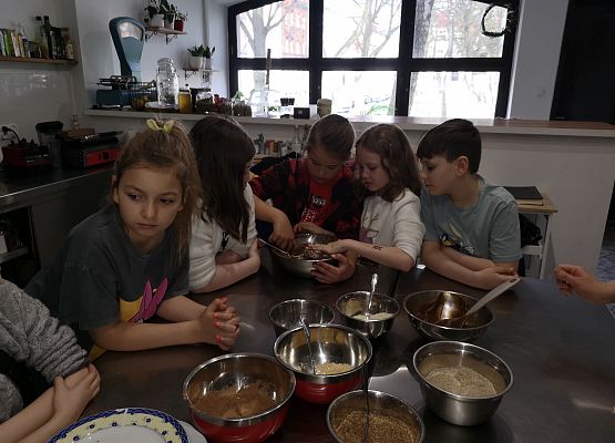 Klasa 2a na warsztatach w pracowni kulinarnej grafika