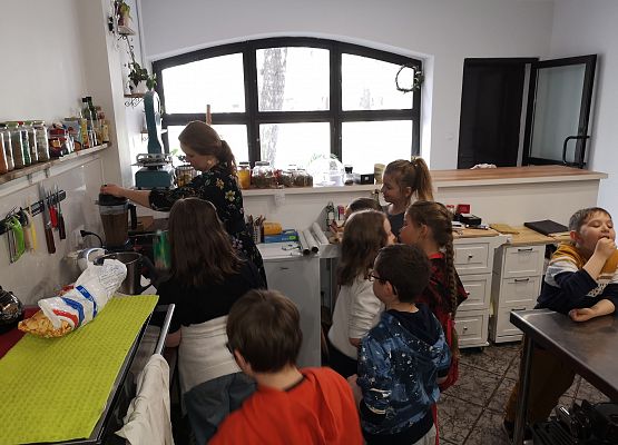 Klasa 2a na warsztatach w pracowni kulinarnej grafika