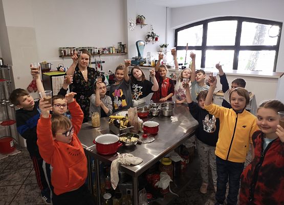 Klasa 2a na warsztatach w pracowni kulinarnej grafika