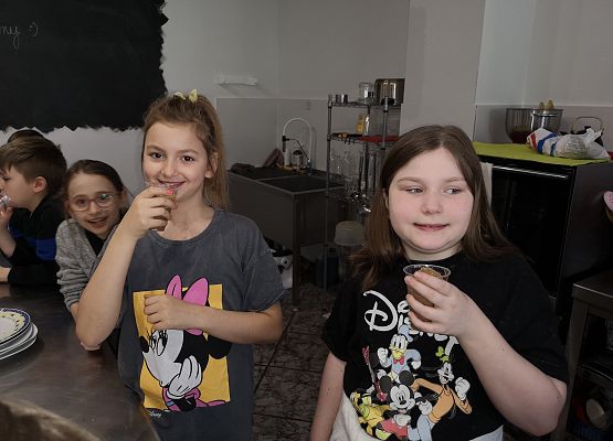 Klasa 2a na warsztatach w pracowni kulinarnej grafika