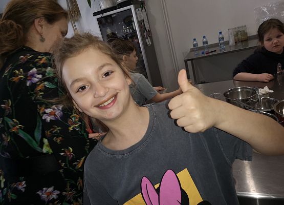 Klasa 2a na warsztatach w pracowni kulinarnej grafika