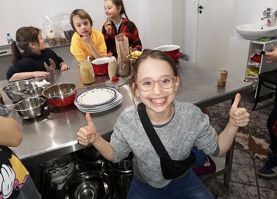 Klasa 2a na warsztatach w pracowni kulinarnej grafika