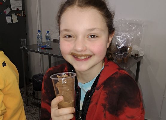 Klasa 2a na warsztatach w pracowni kulinarnej grafika