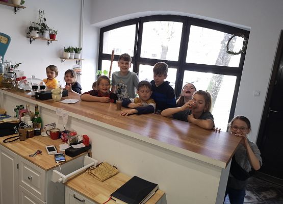 Klasa 2a na warsztatach w pracowni kulinarnej grafika