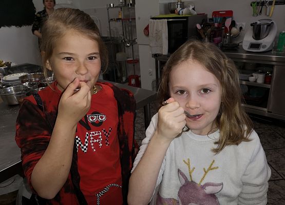 Klasa 2a na warsztatach w pracowni kulinarnej grafika