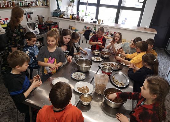 Klasa 2a na warsztatach w pracowni kulinarnej grafika