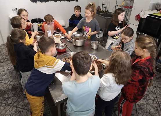 Klasa 2a na warsztatach w pracowni kulinarnej grafika