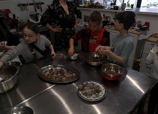Klasa 2a na warsztatach w pracowni kulinarnej grafika