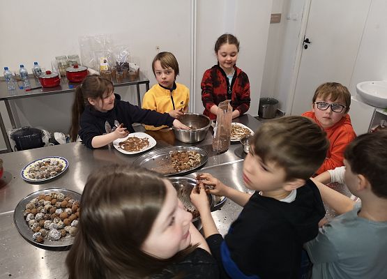 Klasa 2a na warsztatach w pracowni kulinarnej grafika
