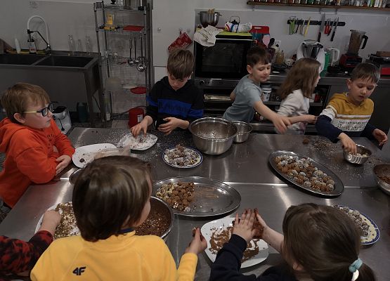 Klasa 2a na warsztatach w pracowni kulinarnej grafika