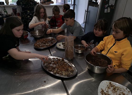 Klasa 2a na warsztatach w pracowni kulinarnej grafika