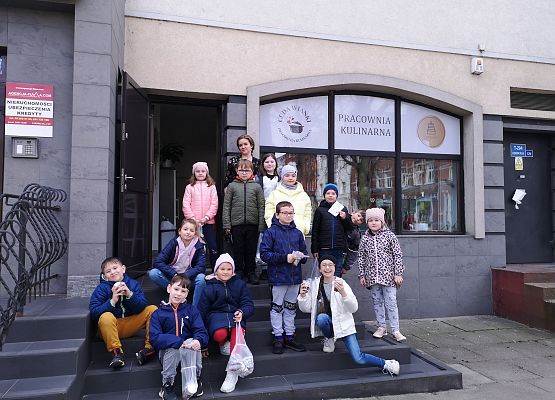 Klasa 2a na warsztatach w pracowni kulinarnej grafika