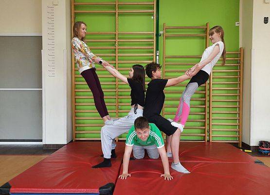 Piramidy gimnastyczne na WF-ie grafika