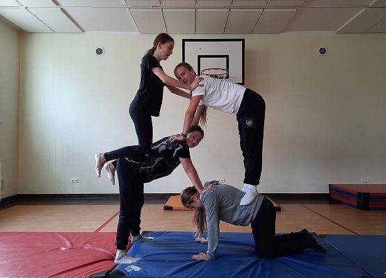 Piramidy gimnastyczne na WF-ie grafika