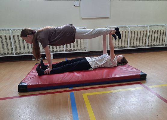 Piramidy gimnastyczne na WF-ie grafika