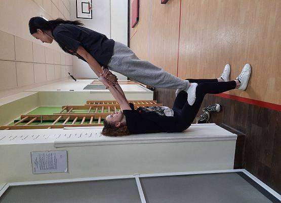 Piramidy gimnastyczne na WF-ie grafika