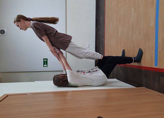 Piramidy gimnastyczne na WF-ie grafika