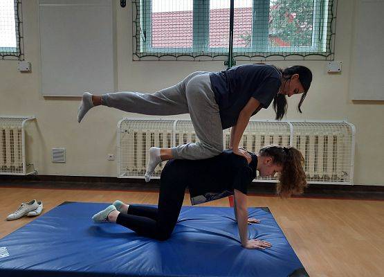 Piramidy gimnastyczne na WF-ie grafika